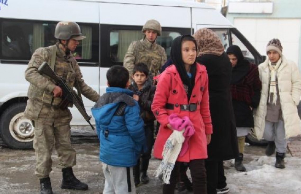Türkiye'nin Doğu Sınırından Düzensiz Göç Akışı ve Göçmen Kaçakçılığı Faaliyetleri: Van İli Afgan Göçmenler 